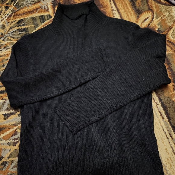 Elegant Black Turtleneck Sweater for Women - Picture 5 of 9